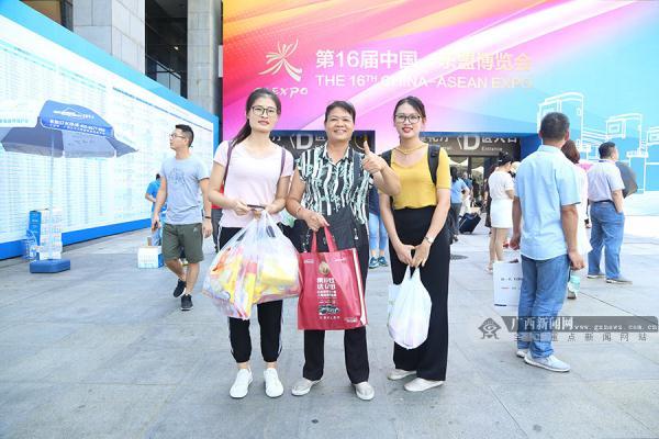 光明网■壮观！东博会公众开放日“买买买”东盟友人送祝福