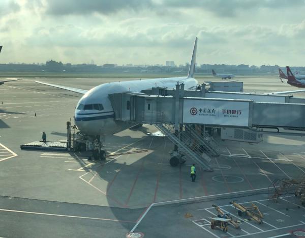 777在虹桥机场停靠的是中央黄金桥位,廊桥能使旅客快速登机提高体验