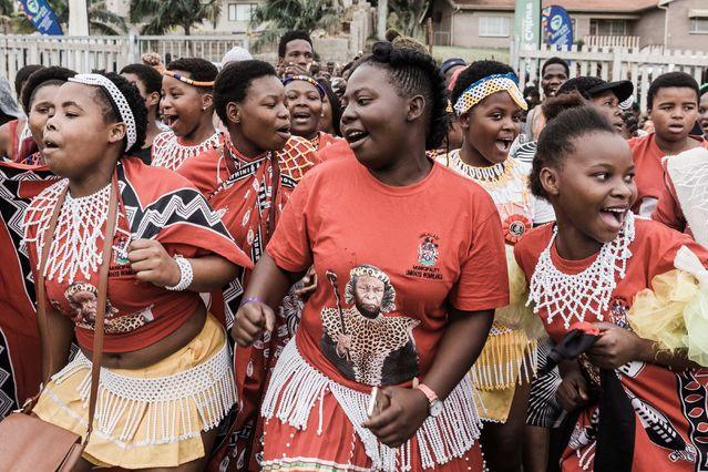 南非庆祝遗产日祖鲁族传统服饰引人注目