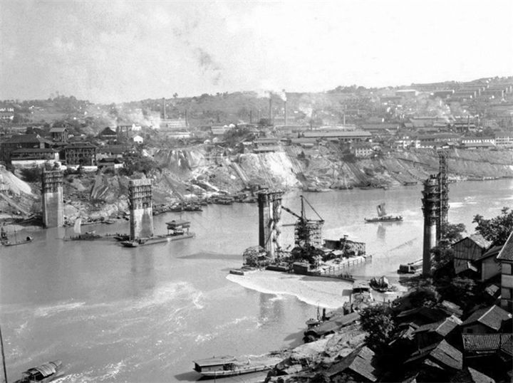 1960 年,建设中的重庆嘉陵江大桥 重庆桥梁工程有限责任公司供图