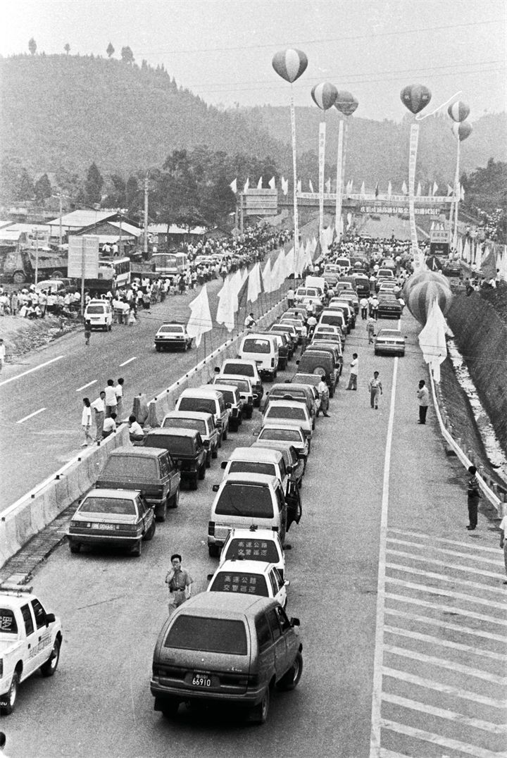 1995 年,成渝高速路通车,它的开通从此结束了重庆无高速公路的历  