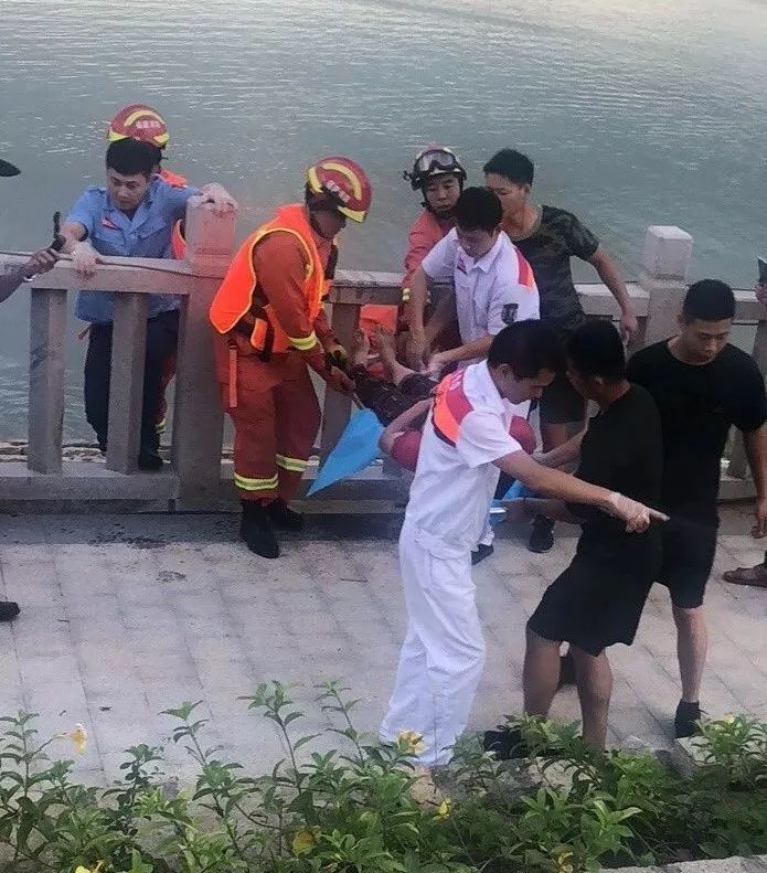 集美大桥突发女子欲跳桥轻生欠了一大笔债和男友吵完架