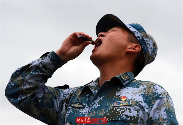#中国军网#对抗炎热，阅兵村里有“清凉法”