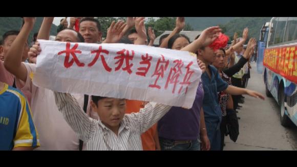 【人民网】空军方队队员程强：“地震男孩”的阅兵梦
