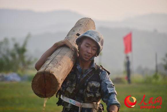 【人民网】空军方队队员程强：“地震男孩”的阅兵梦