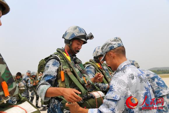 【人民网】空军方队队员程强：“地震男孩”的阅兵梦