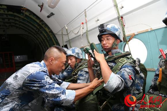 【人民网】空军方队队员程强：“地震男孩”的阅兵梦