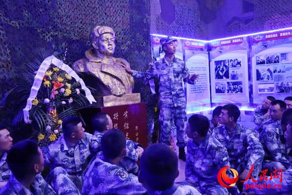 【人民网】空军方队队员程强：“地震男孩”的阅兵梦