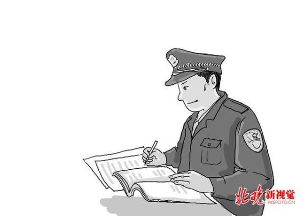 「中国网」两岁萌娃偷开门锁光脚丫“离家出走”，民警带回派出所照顾俩小时