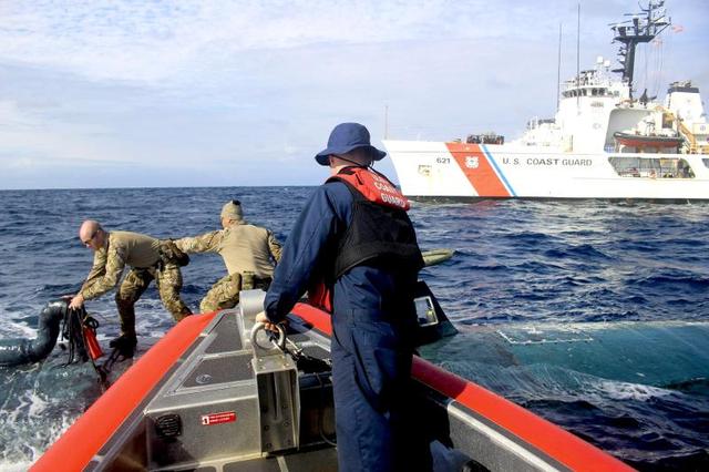 玻利维亚林火持续 消防员列队前往火场灭火9月24日,玻利维亚罗博雷