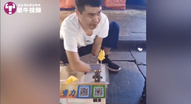 【中国青年网】无手“手艺人”：20多岁遭不幸，拒绝父母庇护，用双臂“捏”出幸福人生