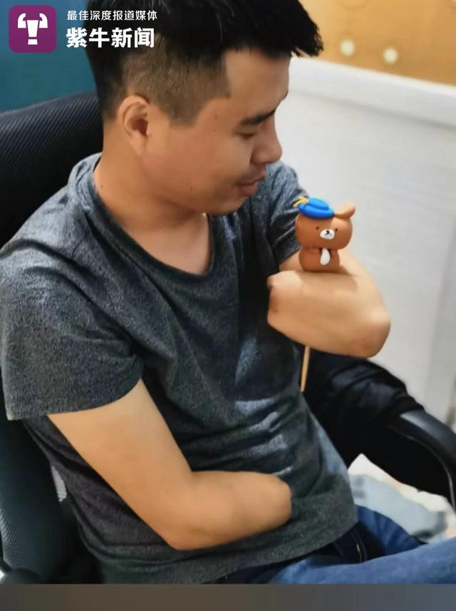 【中国青年网】无手“手艺人”：20多岁遭不幸，拒绝父母庇护，用双臂“捏”出幸福人生