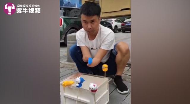 【中国青年网】无手“手艺人”：20多岁遭不幸，拒绝父母庇护，用双臂“捏”出幸福人生