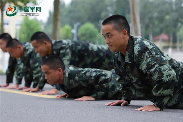 中国军网■三胞胎兄弟入伍不到十天，就“杠”上了
