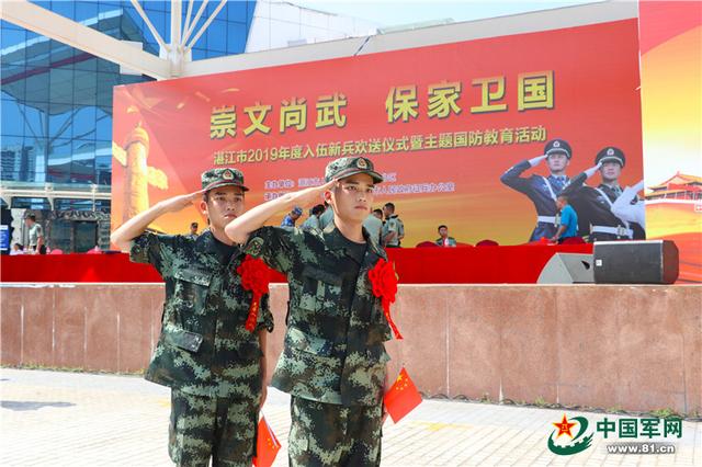 中国军网■三胞胎兄弟入伍不到十天，就“杠”上了