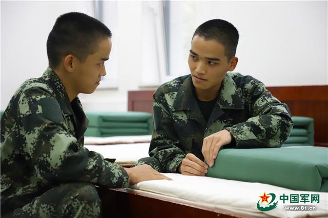 中国军网■三胞胎兄弟入伍不到十天，就“杠”上了