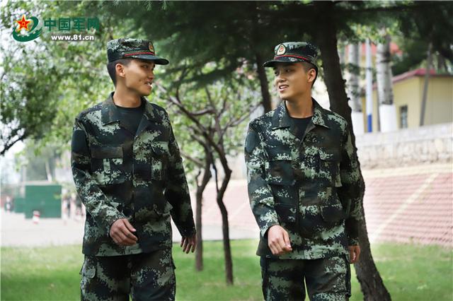 中国军网■三胞胎兄弟入伍不到十天，就“杠”上了