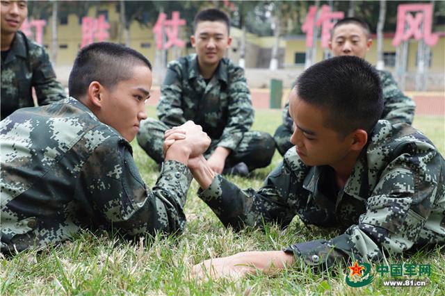 中国军网■三胞胎兄弟入伍不到十天，就“杠”上了