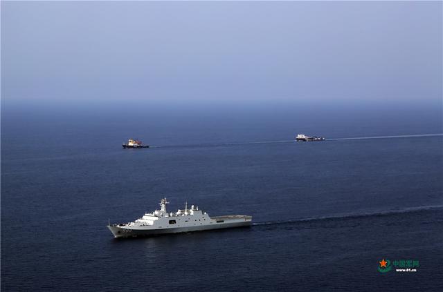 中国海军第15批井冈山舰正在护航. 徐苗波 摄 第十六批护航编队