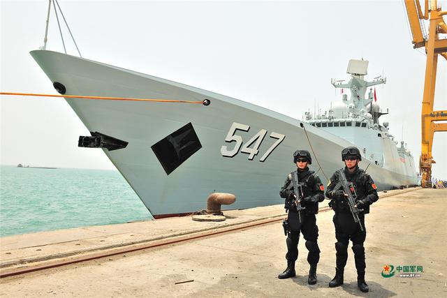 中国海军第19批护航编队临沂舰赴也门执行撤离任务. 熊利兵 摄