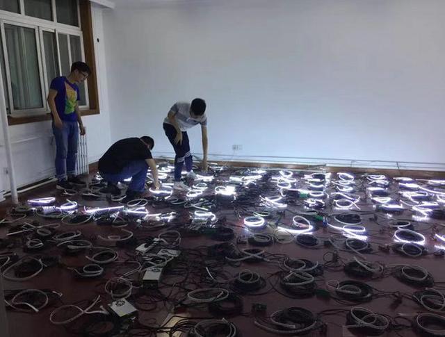 「北京日报客户端」大楼做屏幕，阳台是像素，北理工同学“硬核”表白祖国