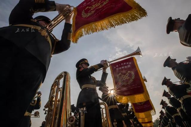 (联合军乐团的乐手正在吹奏礼号,这种乐器将是首次出现在国庆阅兵中.
