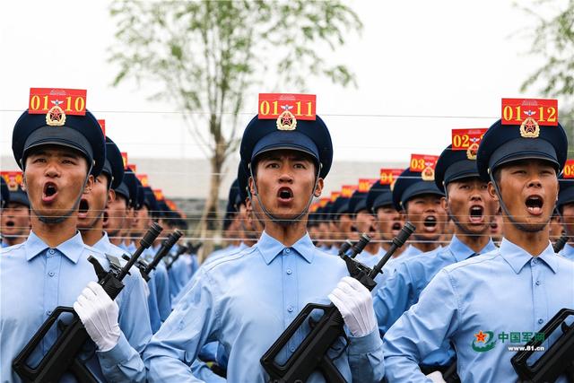[中国军网]阅兵训练名场面丨听！一声声口令，如龙鸣狮吼，气壮山河