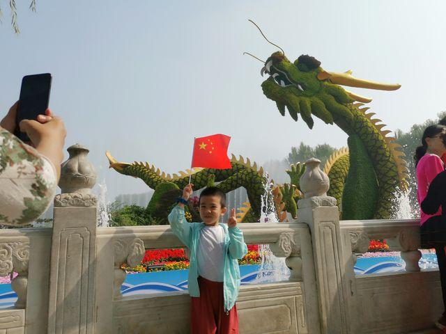 中青在线：36组立体花坛扮靓北京国庆主题游园