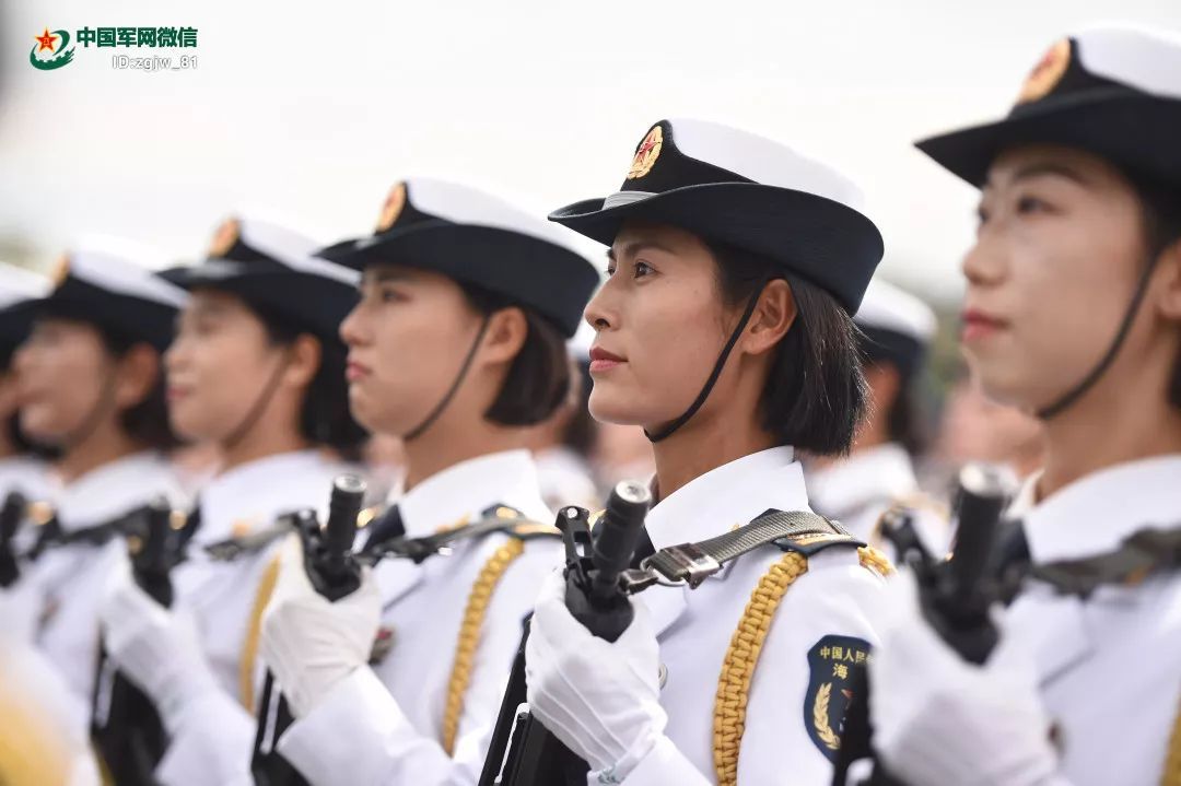 [中国军网]女兵方队王海燕，37岁参阅的“妈妈队员”