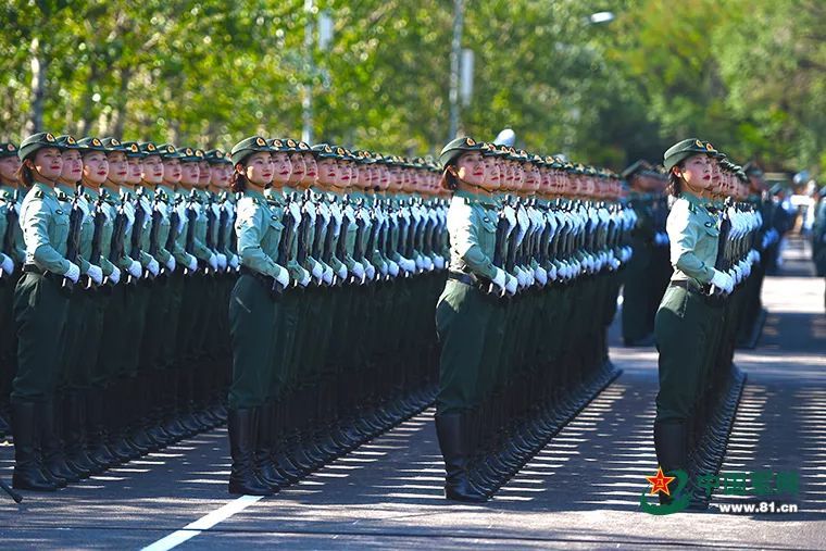 [中国军网]女兵方队王海燕，37岁参阅的“妈妈队员”