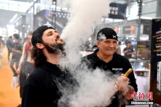 【中国新闻网】美国电子烟已夺12命 相关肺部损害达到805例