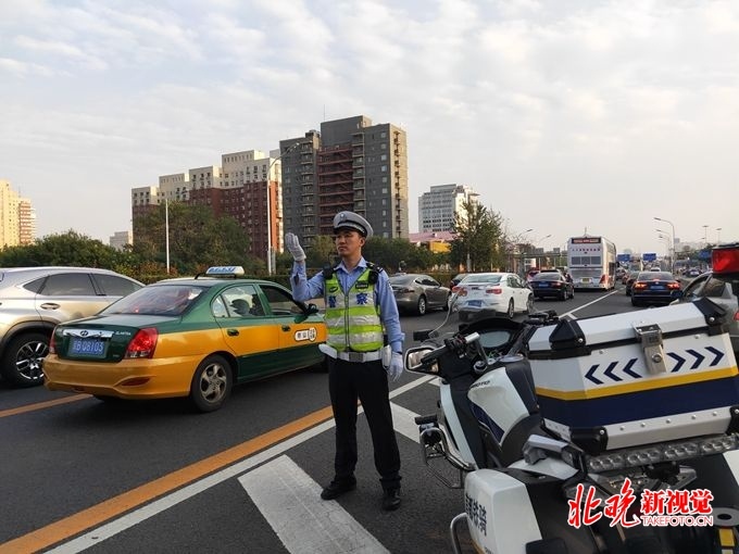 北京晚报：185名“首都交警铁骑”上路执法，疏堵效率提高，每天巡逻