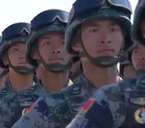 [央视新闻]阅兵最强“穿越” 双胞胎兄弟同位置上演“复制粘贴”