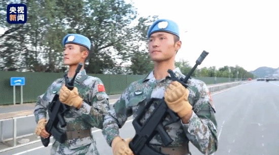 [央视新闻]阅兵最强“穿越” 双胞胎兄弟同位置上演“复制粘贴”