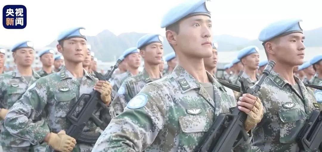 [央视新闻]阅兵最强“穿越” 双胞胎兄弟同位置上演“复制粘贴”