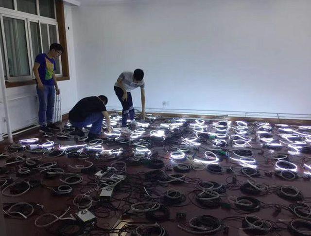 环球网@北理工学生宿舍变身超级大屏，“硬核”表白祖国