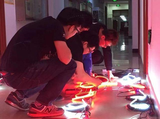 环球网@北理工学生宿舍变身超级大屏，“硬核”表白祖国