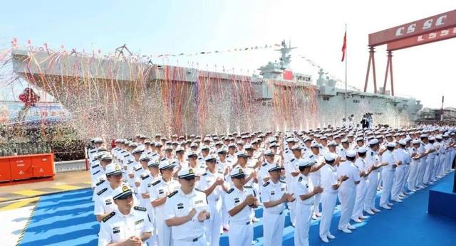 上观新闻@外国军事专家被中国建造075两栖攻击舰的速度惊了