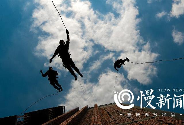 「上游新闻」特警“攀登者”，一张老照片背后的故事