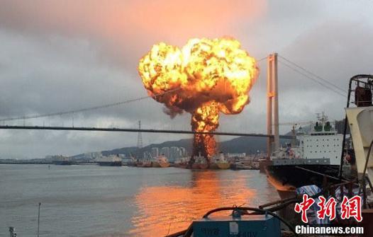 【中国新闻网】韩国蔚山市一石油运输船爆炸 火光冲天腾起“蘑菇云”