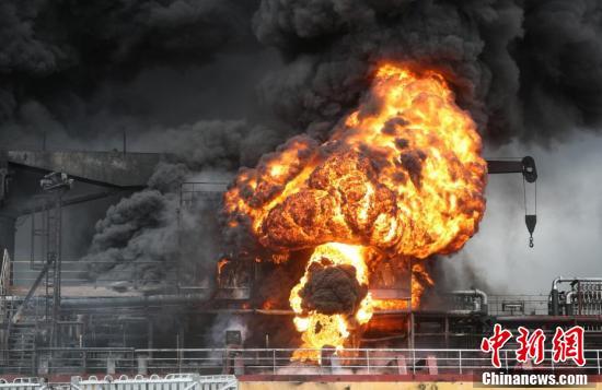 【中国新闻网】韩国蔚山市一石油运输船爆炸 火光冲天腾起“蘑菇云”