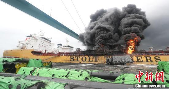 【中国新闻网】韩国蔚山市一石油运输船爆炸 火光冲天腾起“蘑菇云”