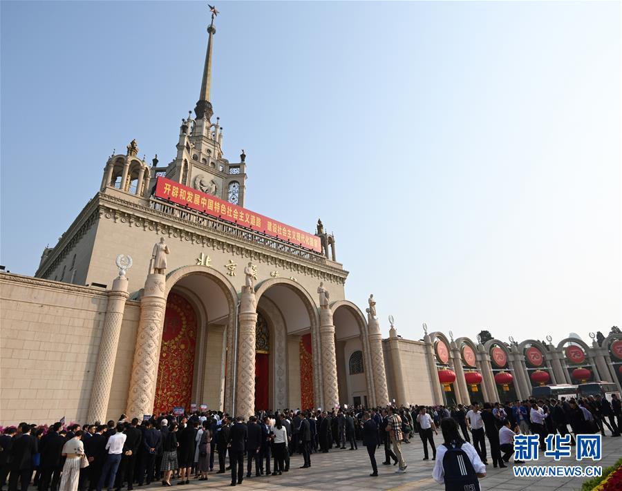 【新华网】海外侨胞受邀参观成就展感受70年巨变