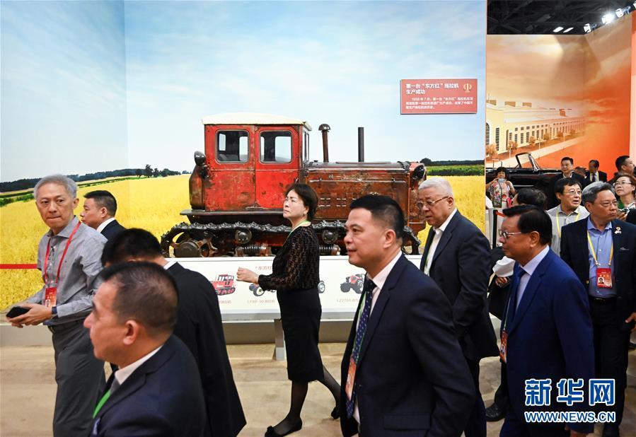【新华网】海外侨胞受邀参观成就展感受70年巨变