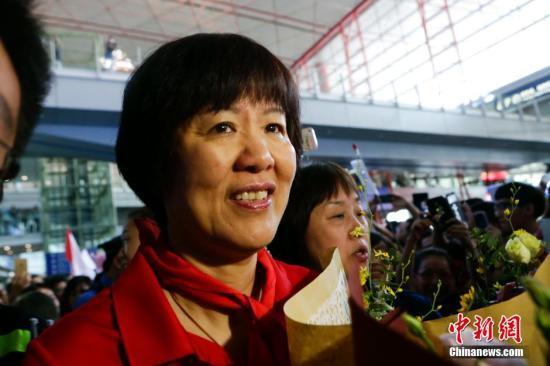 「中国新闻网」升国旗，奏国歌！中国女排十连胜，卫冕世界杯