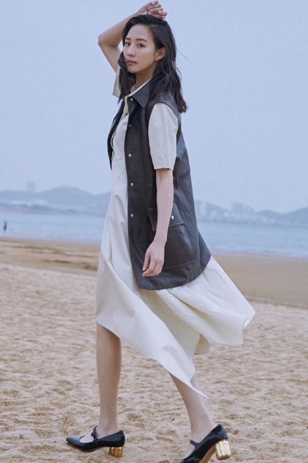 光明网@张钧甯现身机场，'‘下衣失踪’'穿法大秀长腿，初秋的精致时尚感
