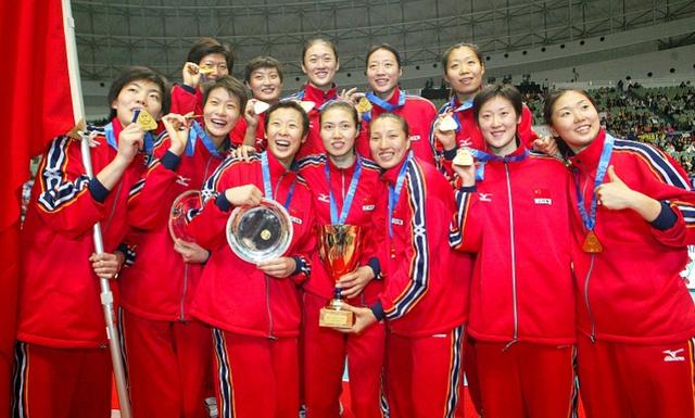 [南方都市报]女排夺冠国足躺枪：一个就像祖国母亲的小棉袄，一个默默退出群聊