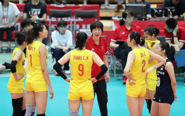 [南方都市报]女排夺冠国足躺枪：一个就像祖国母亲的小棉袄，一个默默退出群聊