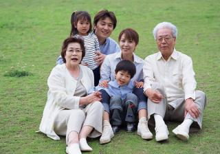 光明网：“严母慈父”的家庭更有利于孩子成长，你认同吗？