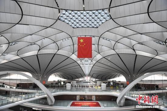#中国新闻网#“探秘”北京大兴国际机场 中外记者体验便捷与温情